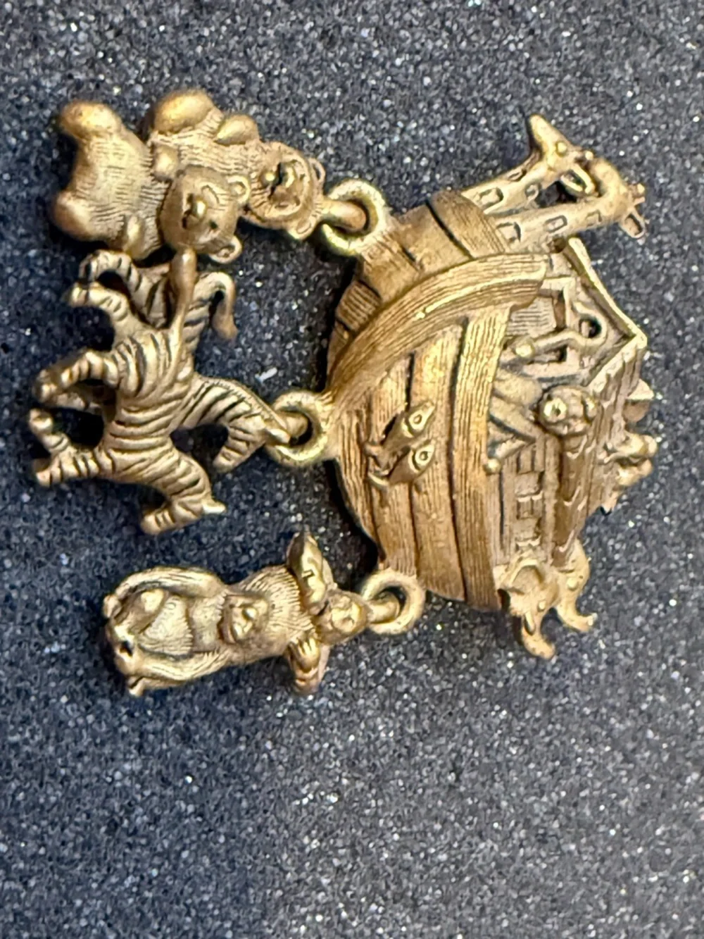 Vintage Avon Gold‎ tone Noah's ark boat animals brooch pin 1 1/8